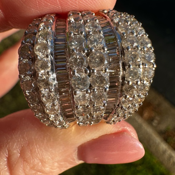 3.5 CTW  natural diamond cluster ring set in 10k gold. Size 7. - Picture 11 of 11